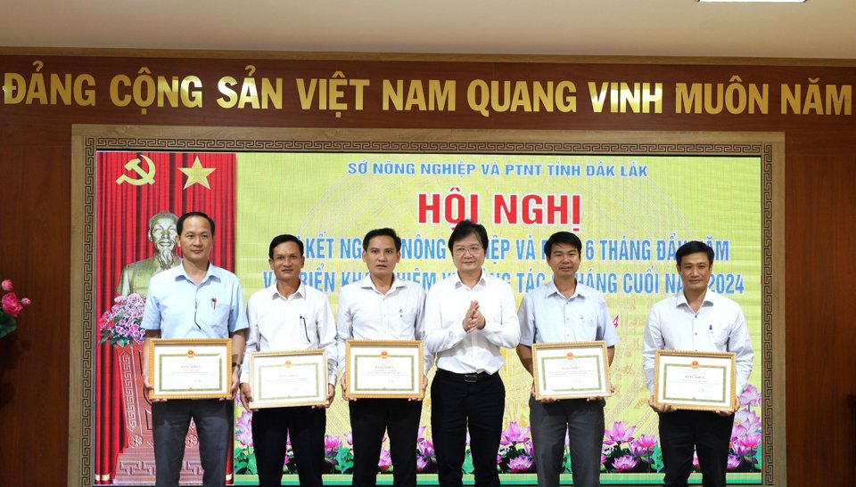 Sở  NN-PTNT tỉnh Đăk Lăk tặng bằng khen cho các đơn vị có thành tích trong 6 tháng đầu năm 2024