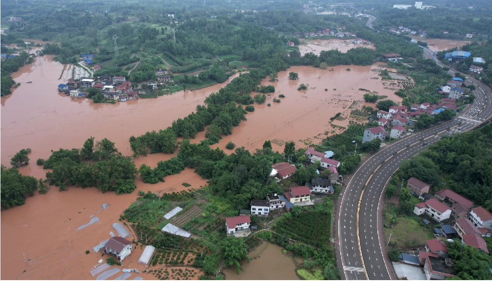 Một thị trấn bị lũ lụt bao vây ở thành phố Nội Giang, tỉnh Tứ Xuyên (Trung Quốc). Ảnh : CFP