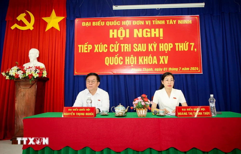 Trưởng Ban Tuyên giáo Trung ương Nguyễn Trọng Nghĩa và bà Hoàng Thị Thanh Thúy chủ trì Hội nghị tiếp xúc cử tri huyện Gò Dầu, tỉnh Tây Ninh. (Ảnh: Giang Phương/TTXVN)