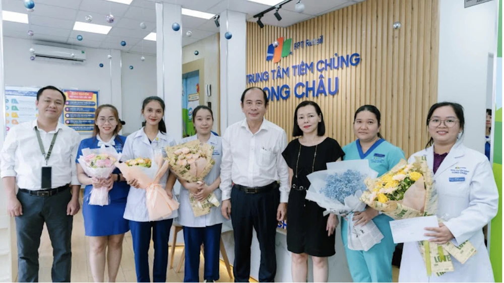 PGS-TS Tăng Chí Thượng tặng hoa chúc mừng ê-kíp y, bác sĩ nhà thuốc