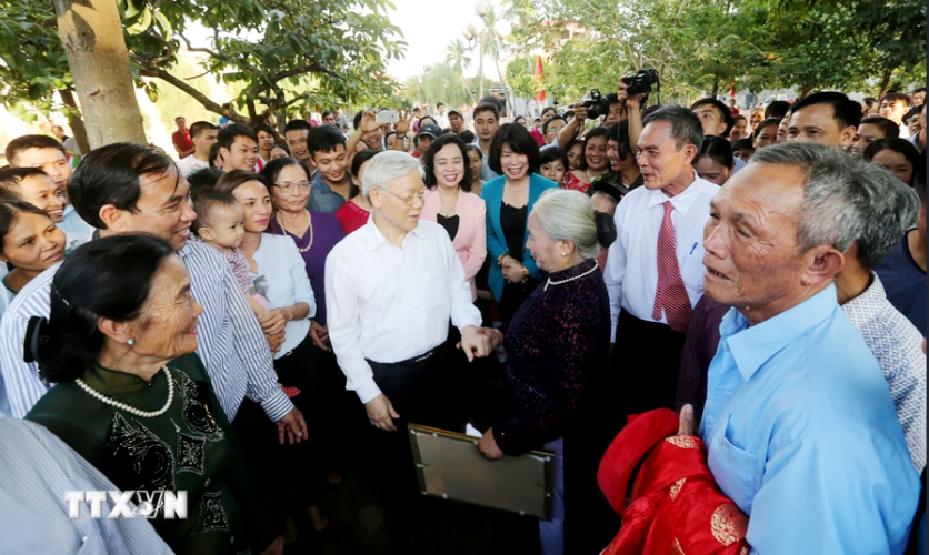 Tổng Bí thư Nguyễn Phú Trọng với bà con Nhân dân thôn Tháp Thượng, xã Song Phượng, huyện Đan Phượng, Hà Nội, ngày 15/11/2015. Ảnh: TTXVN