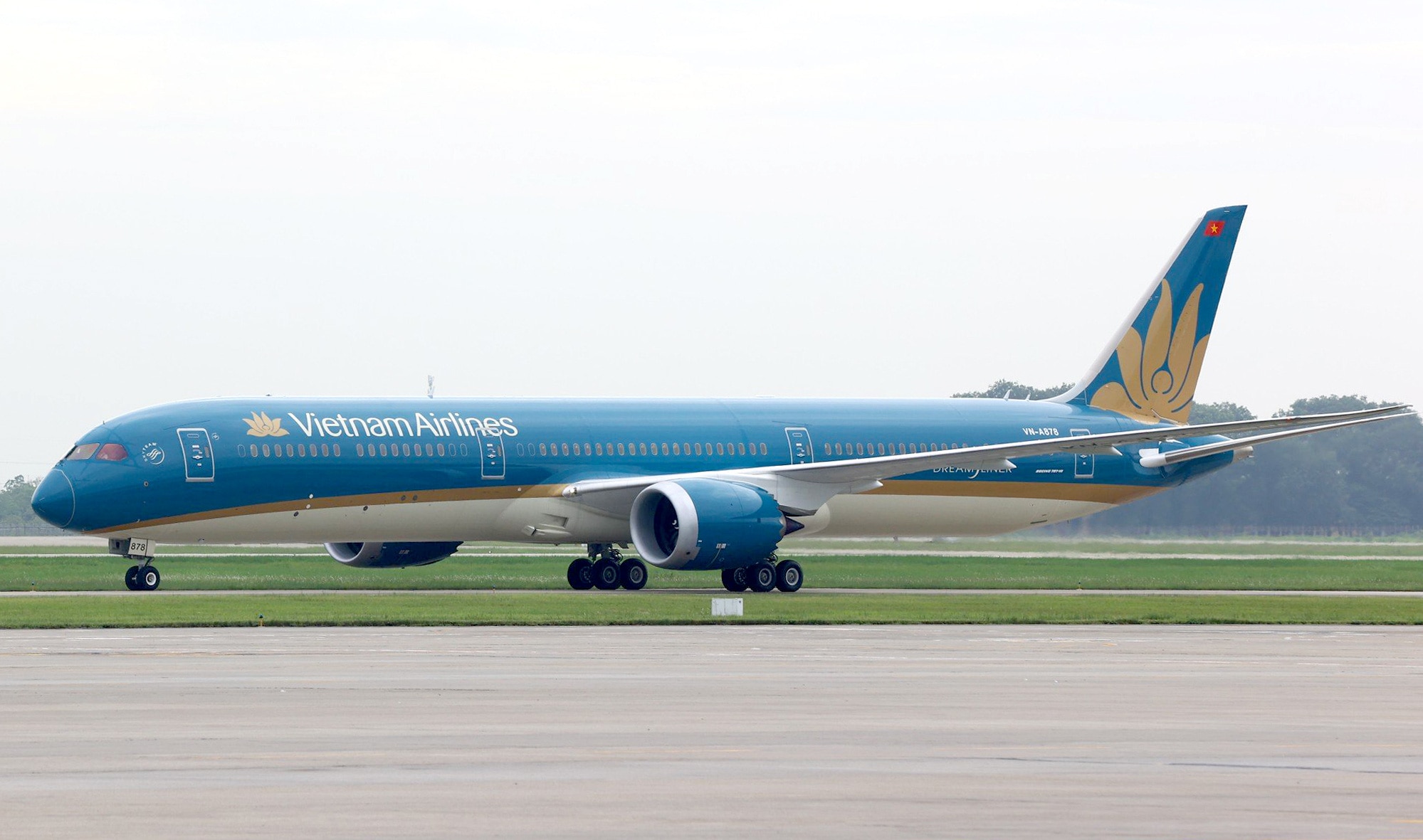 Chiếc Boeing 787-10  hạ cánh xuống sân bay Nội Bài để gia nhập đội bay của Vietnam Airlines - Ảnh: TRẦN HUY HÙNG