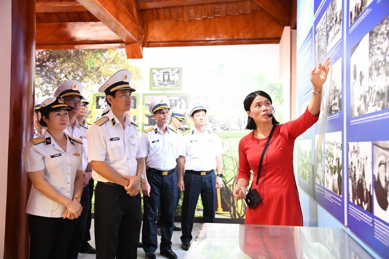 Các đại biểu nghe giới thiệu về thân thế và sự nghiệp cách mạng của Chủ tịch Hồ Chí Minh.