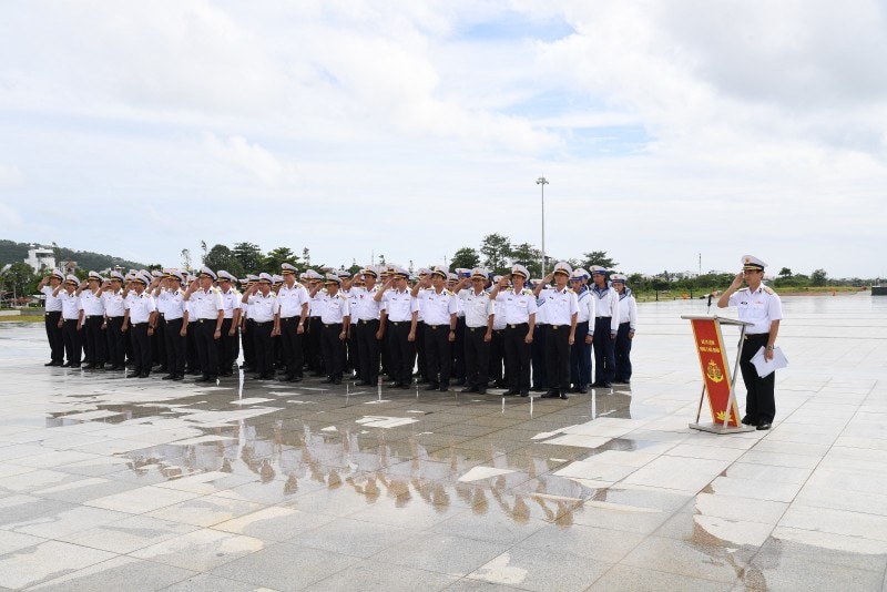 Các đại biểu tham dự lễ dâng hoa, dâng hương tại Tượng đài Bác Hồ.