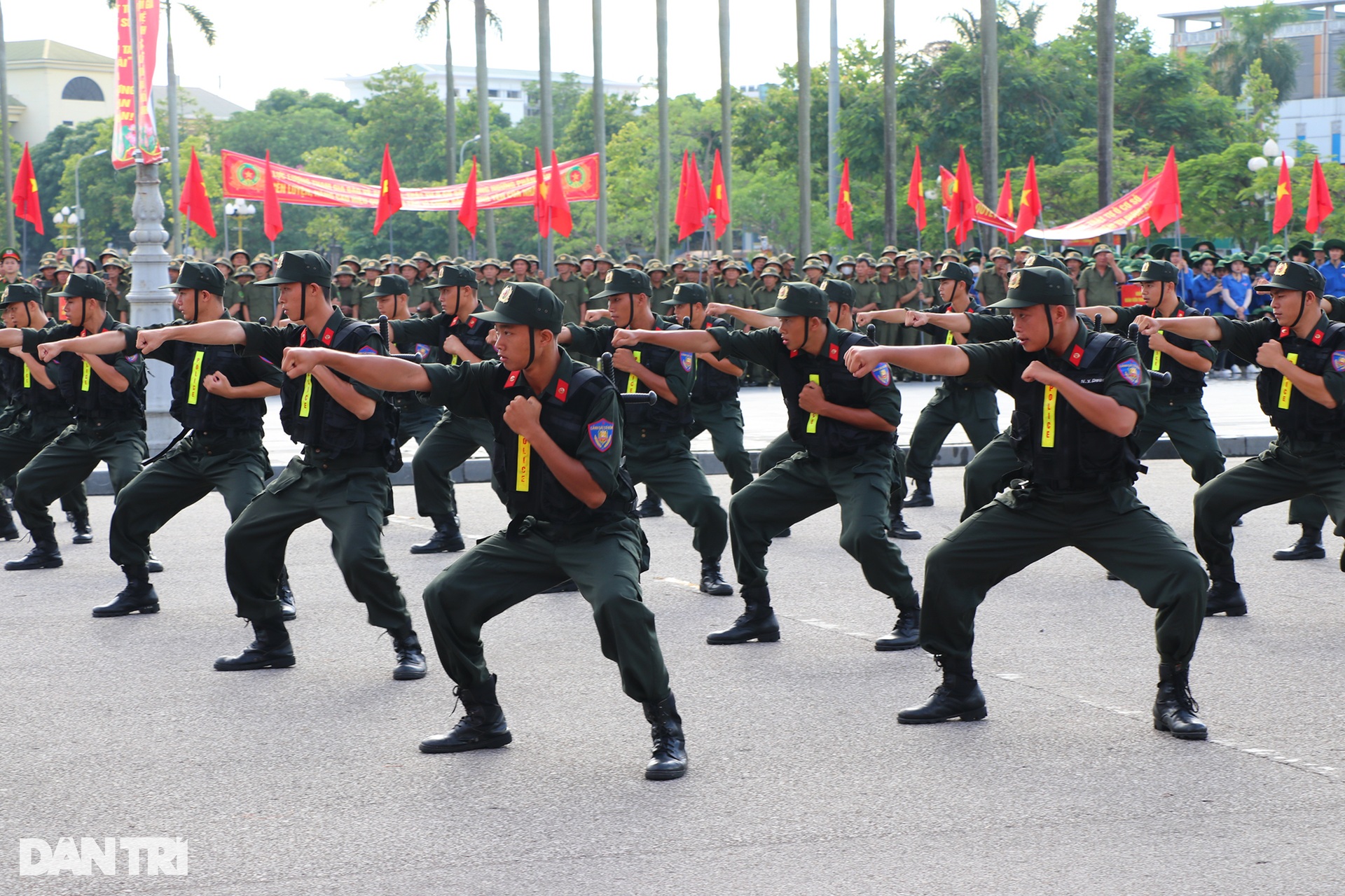 Xem cảnh sát cơ động biểu diễn tuyệt kỹ với gậy tonfa - 2