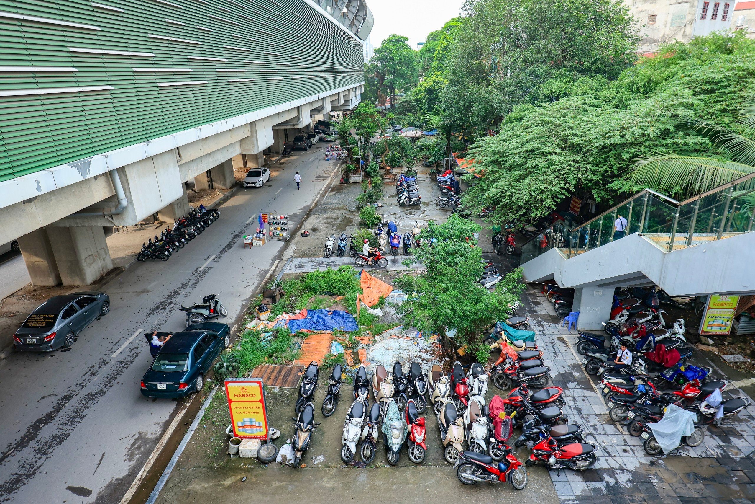 Xử lý bãi xe không phép dọc tuyến metro Cát Linh - Hà Đông sau phản ánh của Báo Giao thông- Ảnh 1.