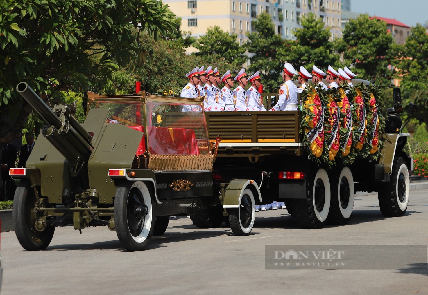 Xúc động Lễ an táng Tổng Bí thư Nguyễn Phú Trọng tại nghĩa trang Mai Dịch- Ảnh 1.