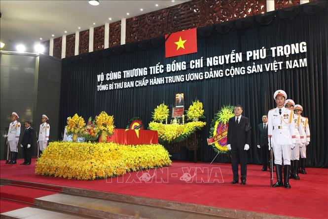 Xúc động hình ảnh phu nhân Ngô Thị Mận và gia đình trước linh cữu Tổng Bí thư Nguyễn Phú Trọng- Ảnh 1.