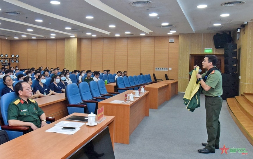 Bệnh viện Quân y 175: Tuyên truyền kỹ năng phòng vệ, giữ gìn an ninh trật tự cho y bác sĩ