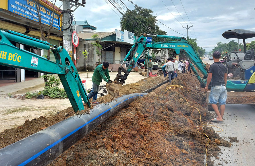 Triển khai thi công đường ống cấp nước sạch về địa bàn huyện Phúc Thọ.