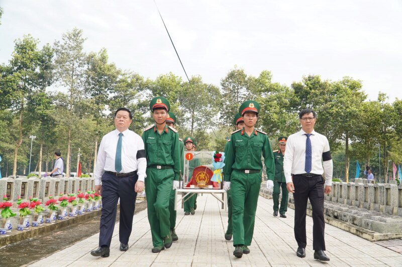 Đồng chí Nguyễn Trọng Nghĩa, Uỷ viên Bộ Chính trị, Bí thư Trung ương Đảng, Trưởng Ban Tuyên giáo Trung ương và đồng chí Nguyễn Thành Tâm, Uỷ viên Trung ương Đảng, Bí thư Tỉnh ủy Tây Ninh đưa hài cốt các liệt sĩ ra nghĩa trang.