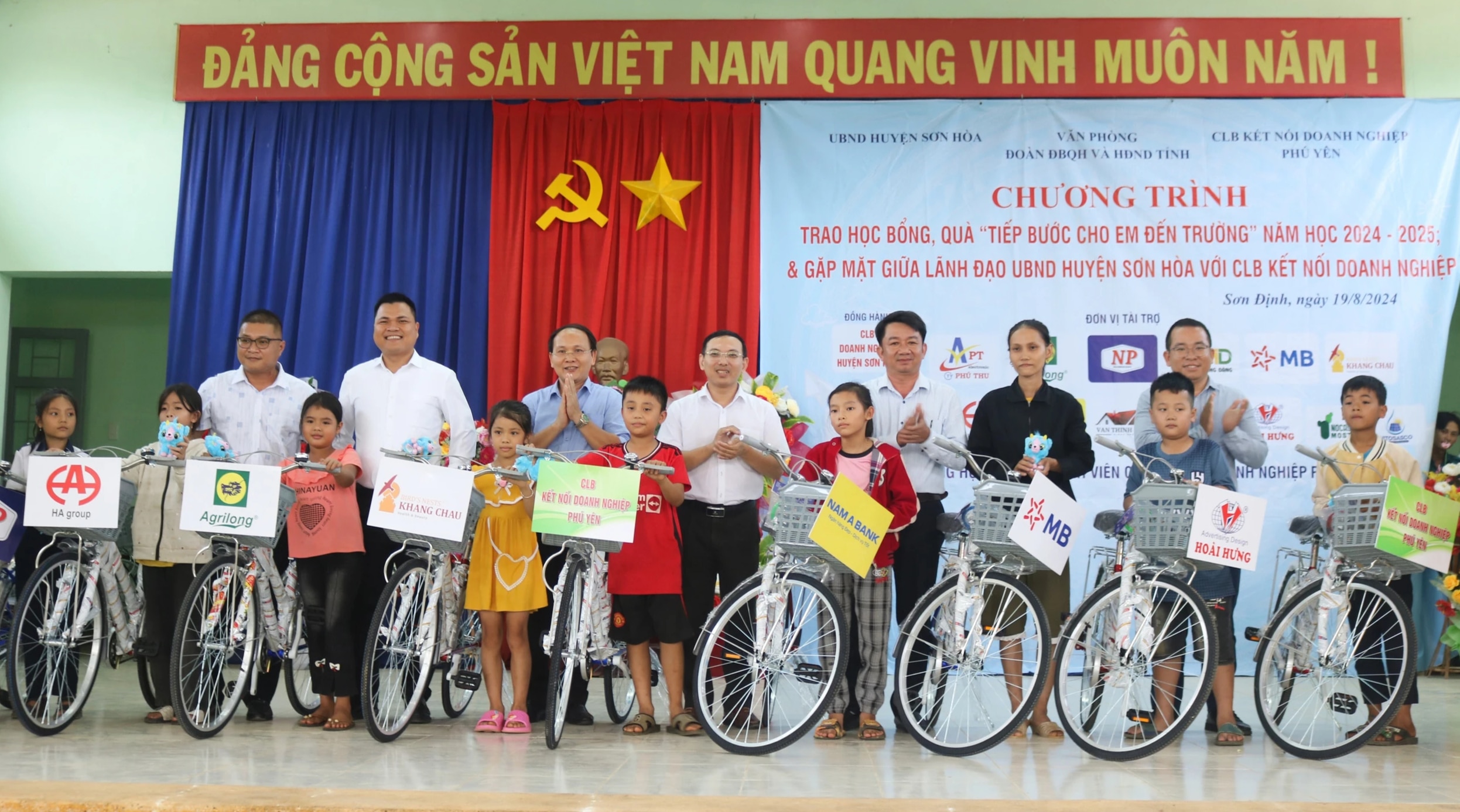 150 học sinh nghèo vui mừng nhận quà trước thềm năm học mới- Ảnh 1.