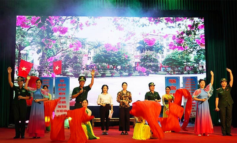 phu nu bo doi bien phong hoa than tren san khau cung lan dieu hat ru hat dan ca lay dong long nguoi hinh 3