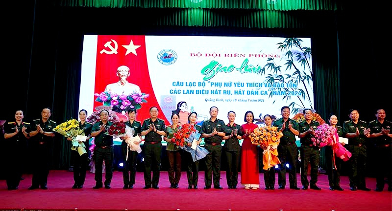 phu nu bo doi bien phong hoa than tren san khau cung lan dieu hat ru hat dan ca lay dong long nguoi hinh 4