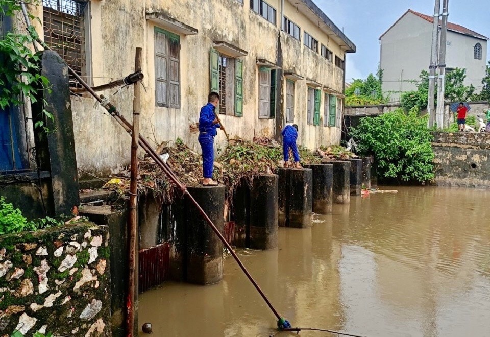 Công nhân ngành thuỷ lợi tập trung khơi thông dòng chảy.