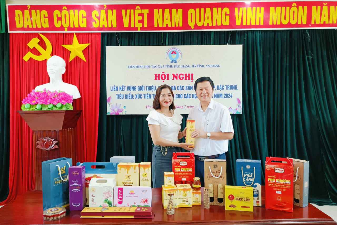 Giới thiệu sản phẩm tại hội nghị trực tuyến ở Hà Tĩnh. Ảnh: Trần Tuấn.