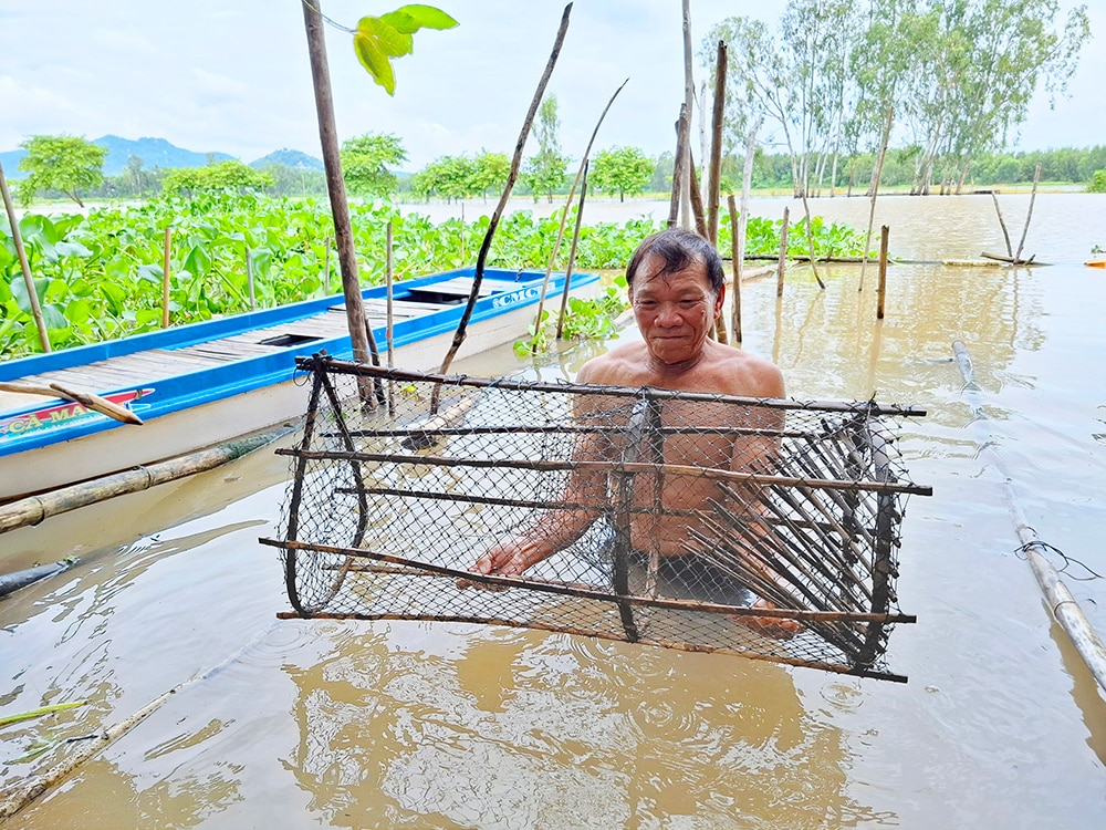 Mùa nước nổi An Giang, dưới sông 