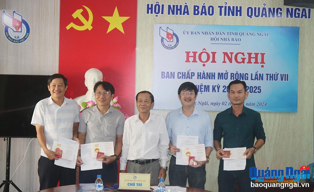 hoi nha bao tinh quang ngai trao quyet dinh ket nap nhieu hoi vien moi hinh 2