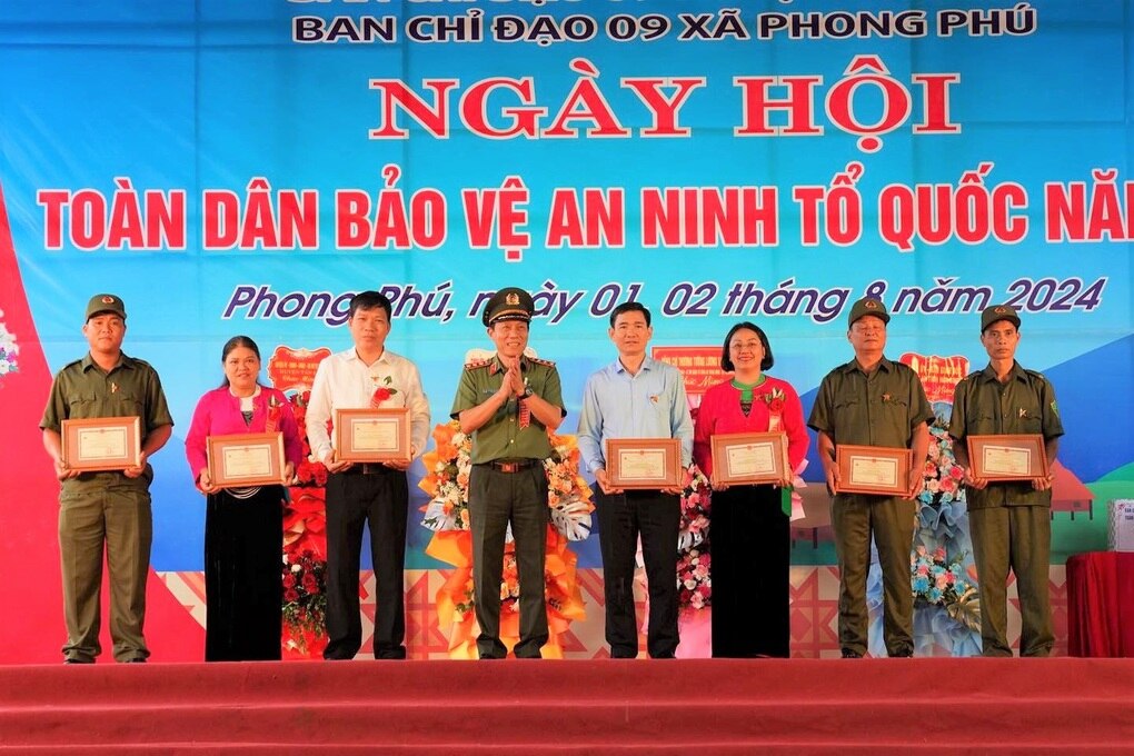 Bộ trưởng Công an dự ngày hội toàn dân bảo vệ an ninh tổ quốc ở Hòa Bình - 4