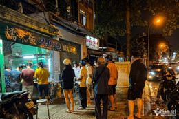 Zákazníci z W stojí ve frontě, aby si koupili xoi 1 20.jpg