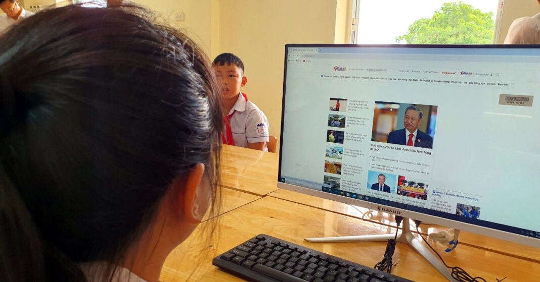 Trao tặng 15 bộ máy tính cho học sinh trường Tiểu học Vật Lại