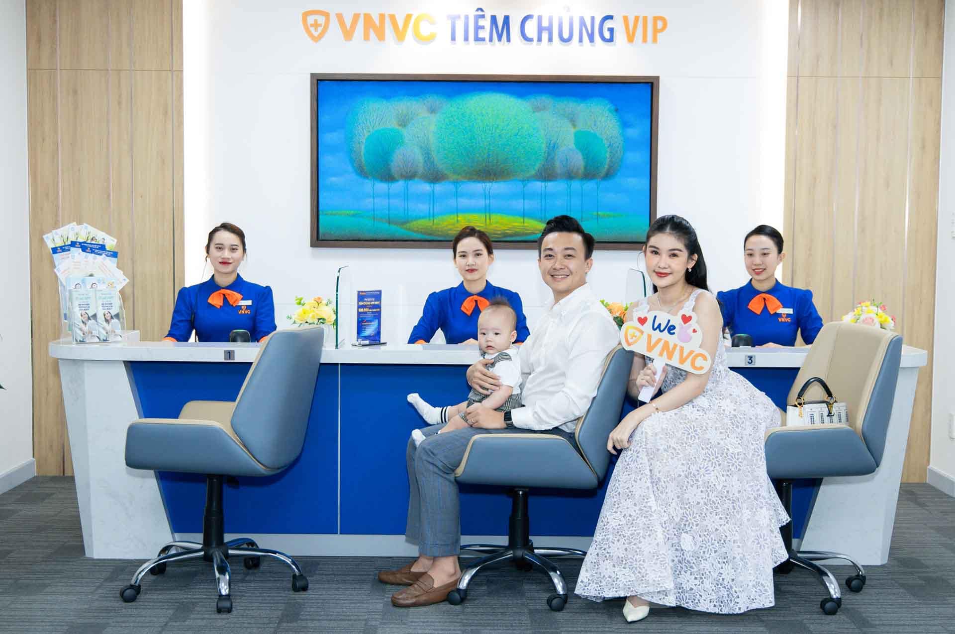 Gia đình hoa hậu Lê Âu Ngân Anh và BTV Phan Tô Ny trải nghiệm dịch vụ tiêm chủng VIP đẳng cấp quốc tế tại VNVC Hoàng Văn Thụ.