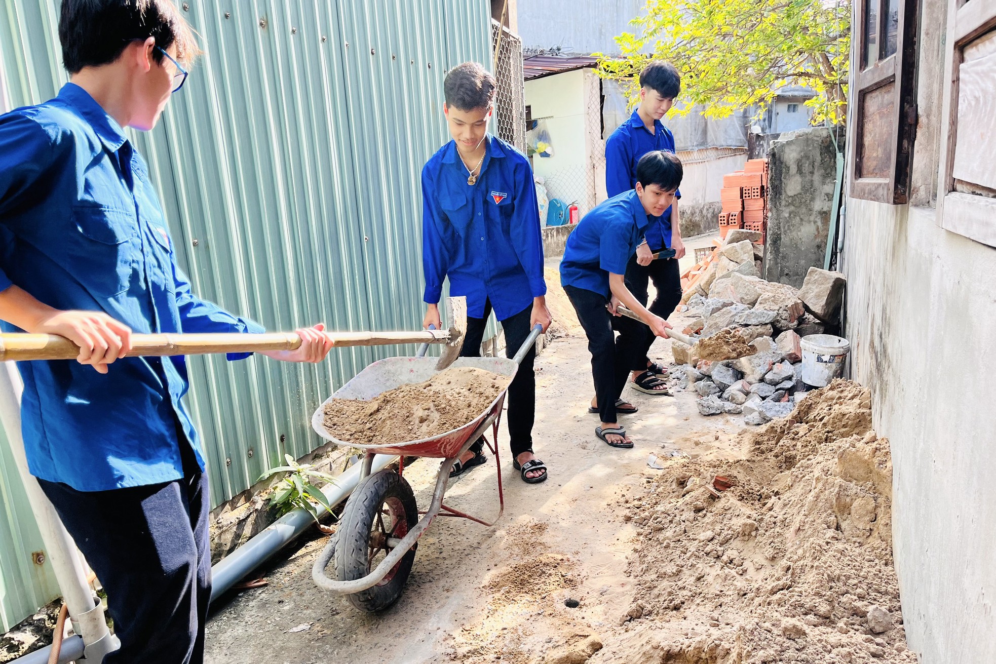 'Áo xanh' đội nắng giúp hộ khó khăn sửa chữa, xây mới nhà cửa ảnh 10