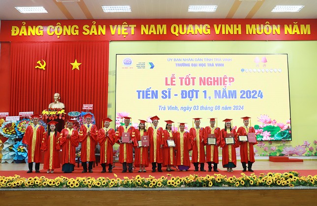 Cụ ông 73 tuổi tốt nghiệp tiến sĩ ảnh 3