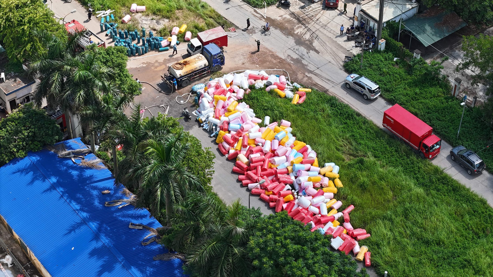 Toàn cảnh khu vực 3 dãy nhà xưởng gần 600 m2 bị cháy rụi, cột khói cao hàng chục mét ở Gia Lâm- Ảnh 6. Toàn cảnh khu vực 3 dãy nhà xưởng gần 600 m2 bị cháy rụi, cột khói cao hàng chục mét ở Gia Lâm- Ảnh 6.