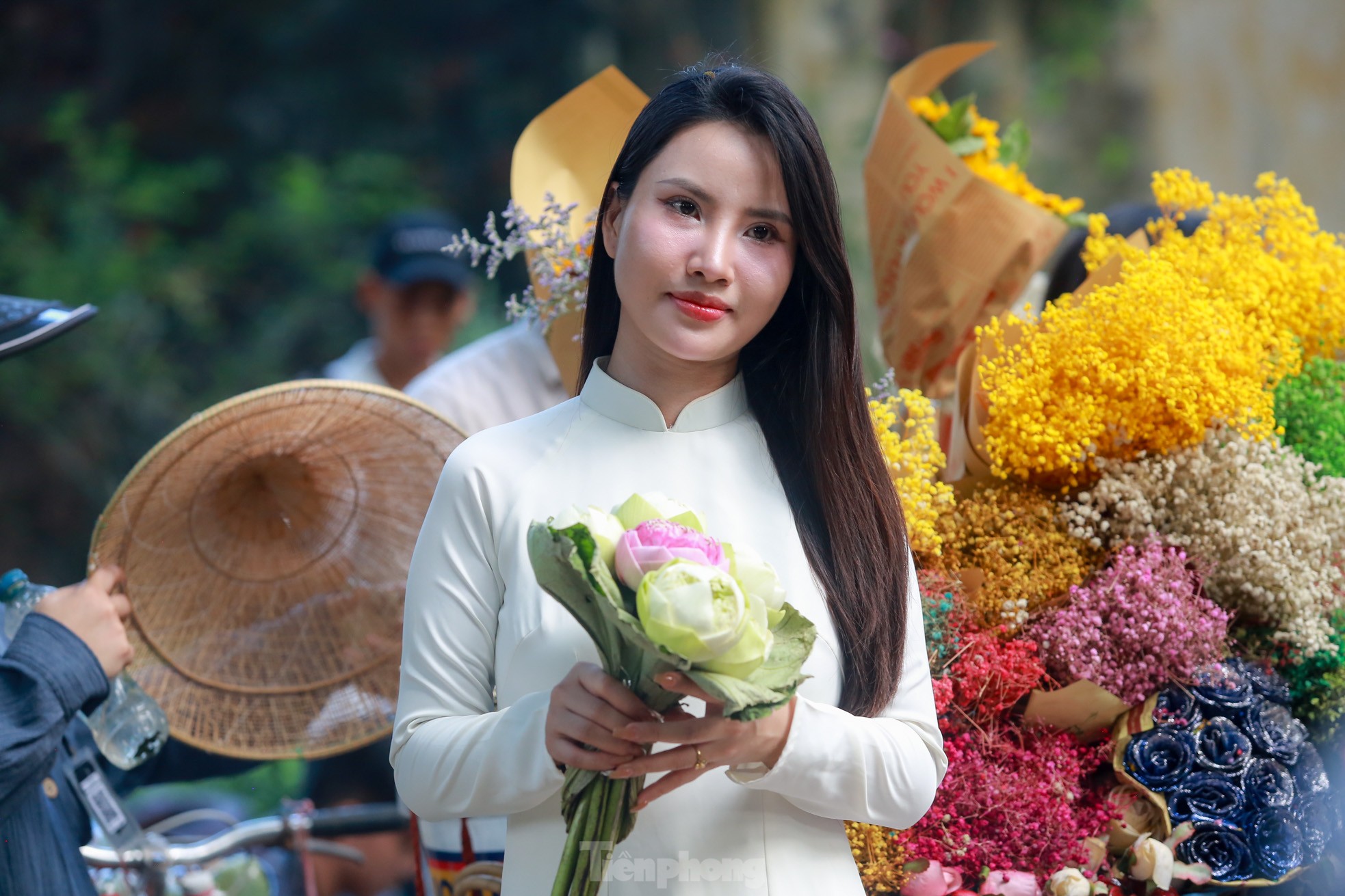 Chớm thu, con phố lãng mạn nhất Hà Nội lại cảnh '1 mét vuông 10 nàng thơ' ảnh 11