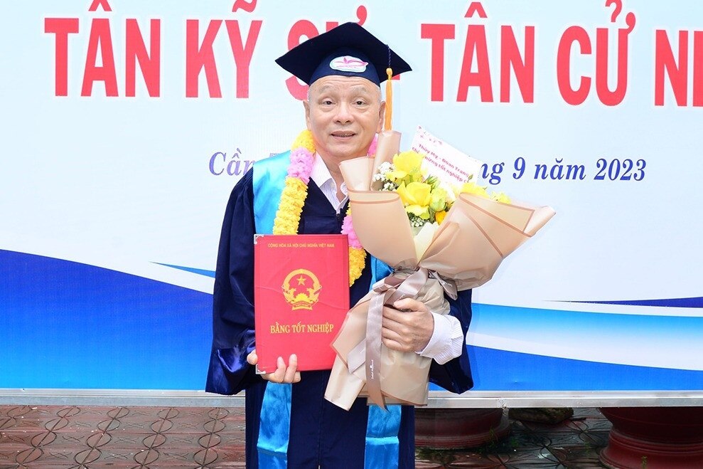 Người đàn ông 60 tuổi ở Cần Thơ tốt nghiệp đại học: 'Tôi học thật, thi thật'