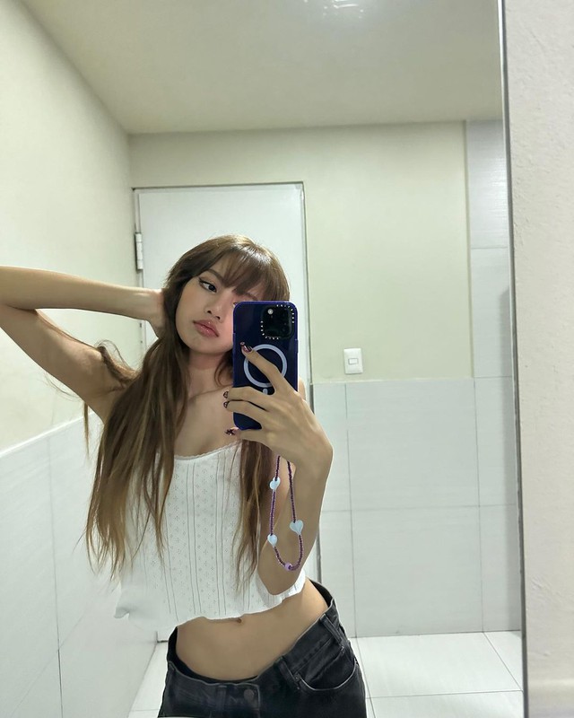 Lisa khoe khéo vòng eo với crop top có giá cao ngất ngưởng- Ảnh 5.