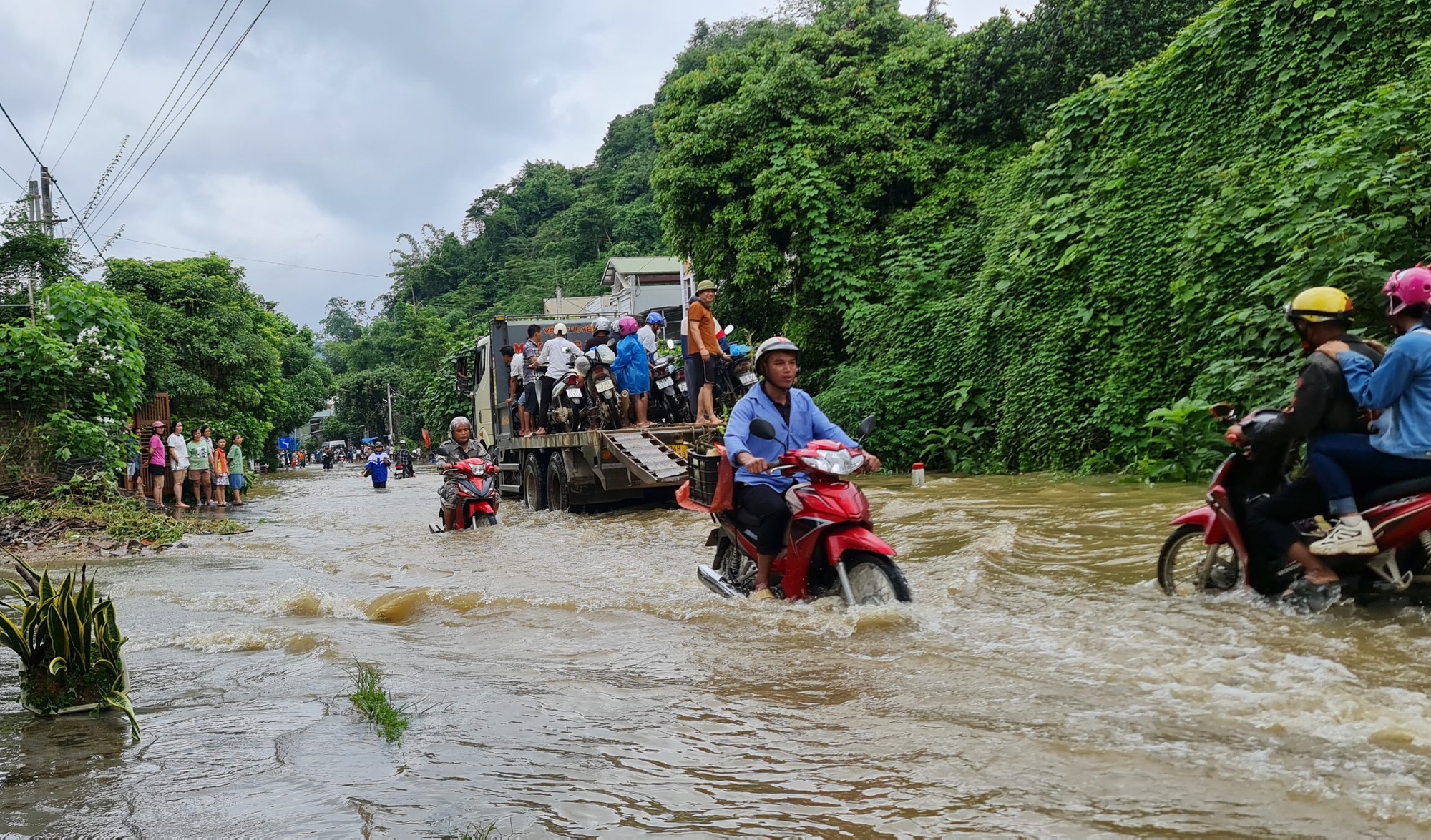 Thuỷ điện xả lũ ở Lào Cai, hạ du sông Chảy ngập nặng, nhà cửa chìm trong nước, đàn gà run lẩy bẩy- Ảnh 2. Thuỷ điện xả lũ ở Lào Cai, hạ du sông Chảy ngập nặng, nhà cửa chìm trong nước, đàn gà run lẩy bẩy- Ảnh 2.