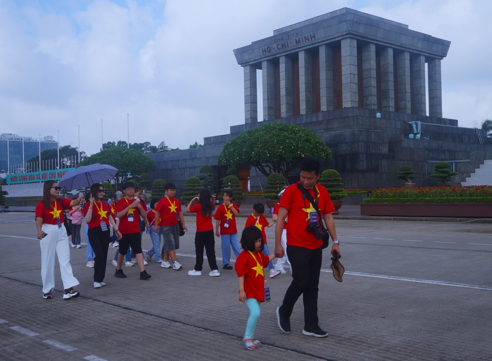 Đoàn giáo viên, thiếu nhi kiều bào tại Hàn Quốc thăm lăng Chủ tịch Hồ Chí Minh và di tích Phủ Chủ tịch. Ảnh: Việt Anh