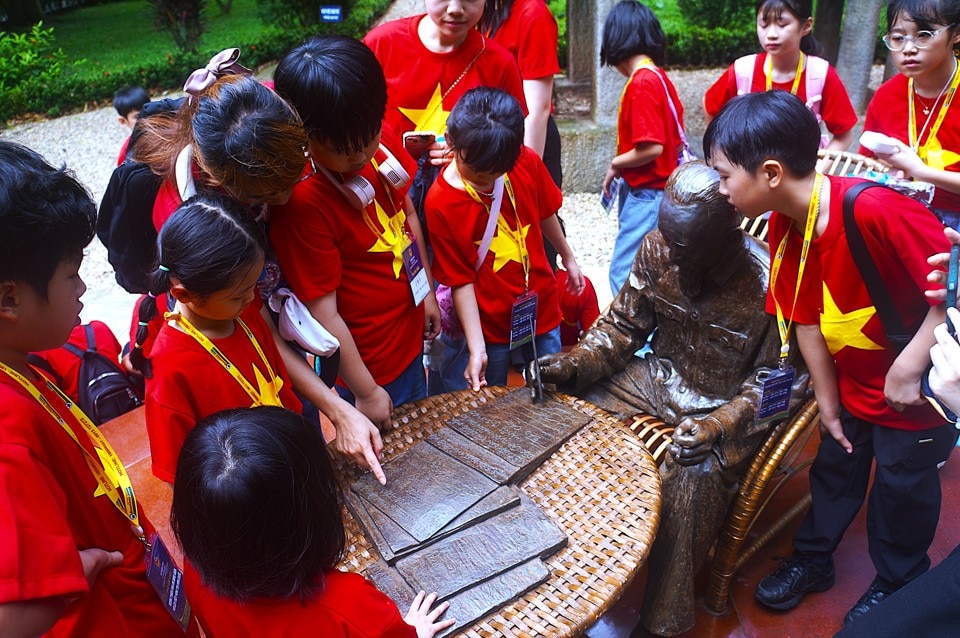 Các thiếu nhi kiều bào tại Hàn Quốc đọc to khẩu hiệu "Việt Nam Dân Chủ Cộng Hòa độc lập" ở tượng Chủ tịch Hồ Chí Minh. Ảnh: Việt Anh