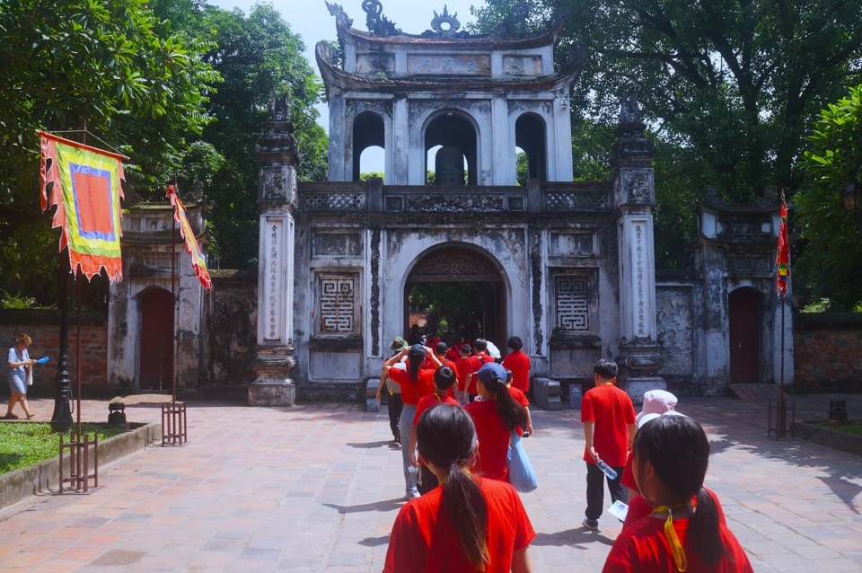 Đoàn giáo viên, thiếu nhi kiều bào tại Hàn Quốc thăm di tích Văn Miếu - Quốc Tử Giám. Ảnh: Việt Anh