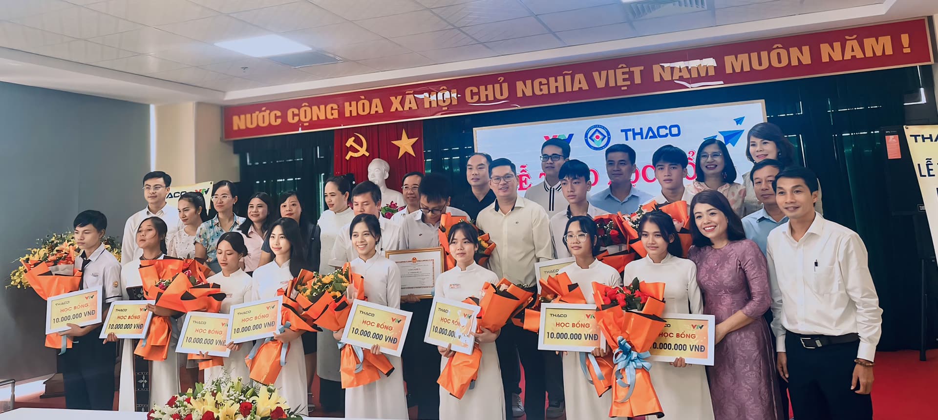 Em Lê Thị Xuân, học sinh lớp 11, trường THPT An Lương Đông, tỉnh Thừa Thiên Huế (hàng đầu, thứ 3 từ phải qua) nhận học bổng Đường lên đỉnh Olympia - Quý III năm 2024