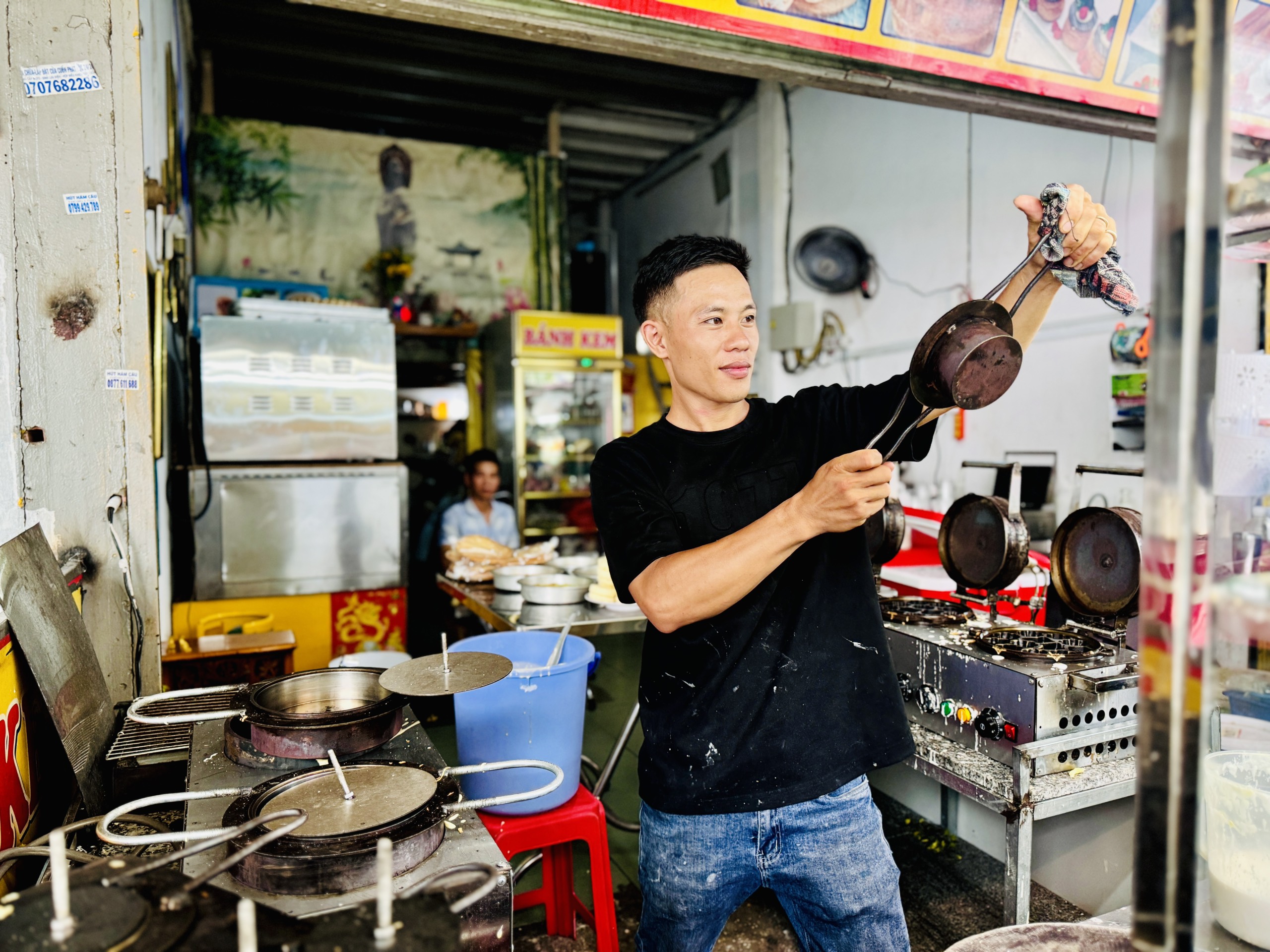 Chàng trai làm bánh như luyện 'kung fu' ở TP.HCM: Khách nhìn không chớp mắt, mua vì ngon- Ảnh 2.