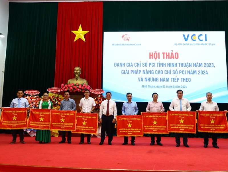 Chủ tịch UBND tỉnh tặng Cờ thi đua của UBND tỉnh cho 9 doanh nghiệp, hợp tác xã dẫn đầu các Khối thi đua của tỉnh trong năm 2023.