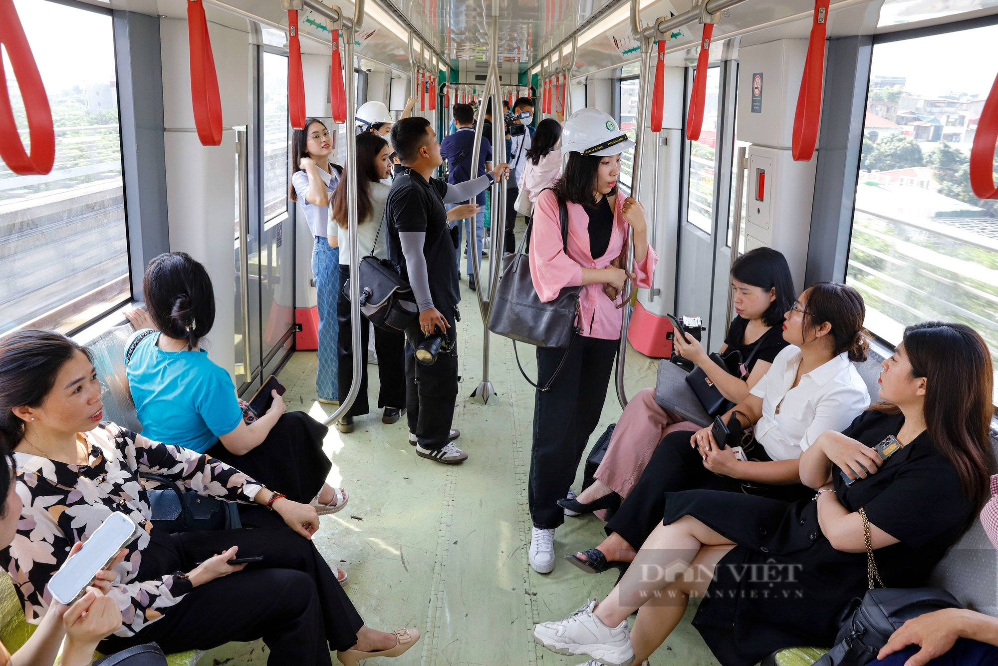 Trải nghiệm thực tế tàu đường sắt Nhổn – ga Hà Nội trước ngày vận hành thương mại- Ảnh 11. Trải nghiệm thực tế tàu đường sắt Nhổn – ga Hà Nội trước ngày vận hành thương mại- Ảnh 11.