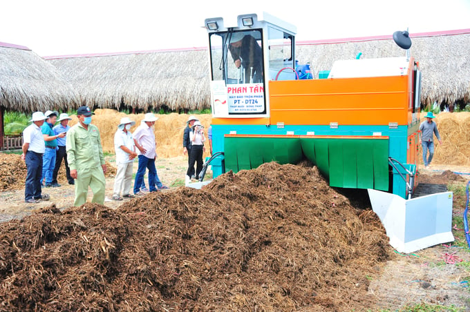 Qua kết quả đánh giá nhiều vụ lúa, nông dân sử dụng phân hữu cơ giúp giảm từ 35 - 40% chi phí sử dụng phân, thuốc hóa học và lợi nhuận tăng thêm 10% trên cùng diện tích so với sản xuất truyền thống. Ảnh: Lê Hoàng Vũ.