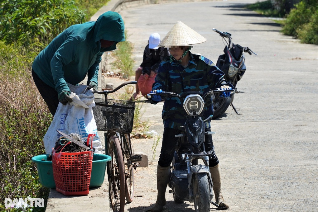 Nhóm hải nữ ngụp lặn trên sông, chỉ mong kiếm đủ tiền chợ - 3