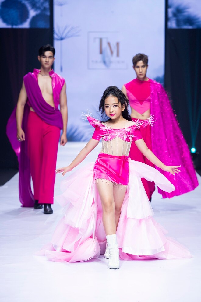 Dàn mẫu nhí thế hệ mới đa tài, vừa catwalk vừa trình diễn nhạc cụ- Ảnh 10.