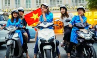 Nữ tài xế áo dài và du khách trong tua “Ẩm thực đường phố và ngắm cảnh về đêm với tài xế áo dài”