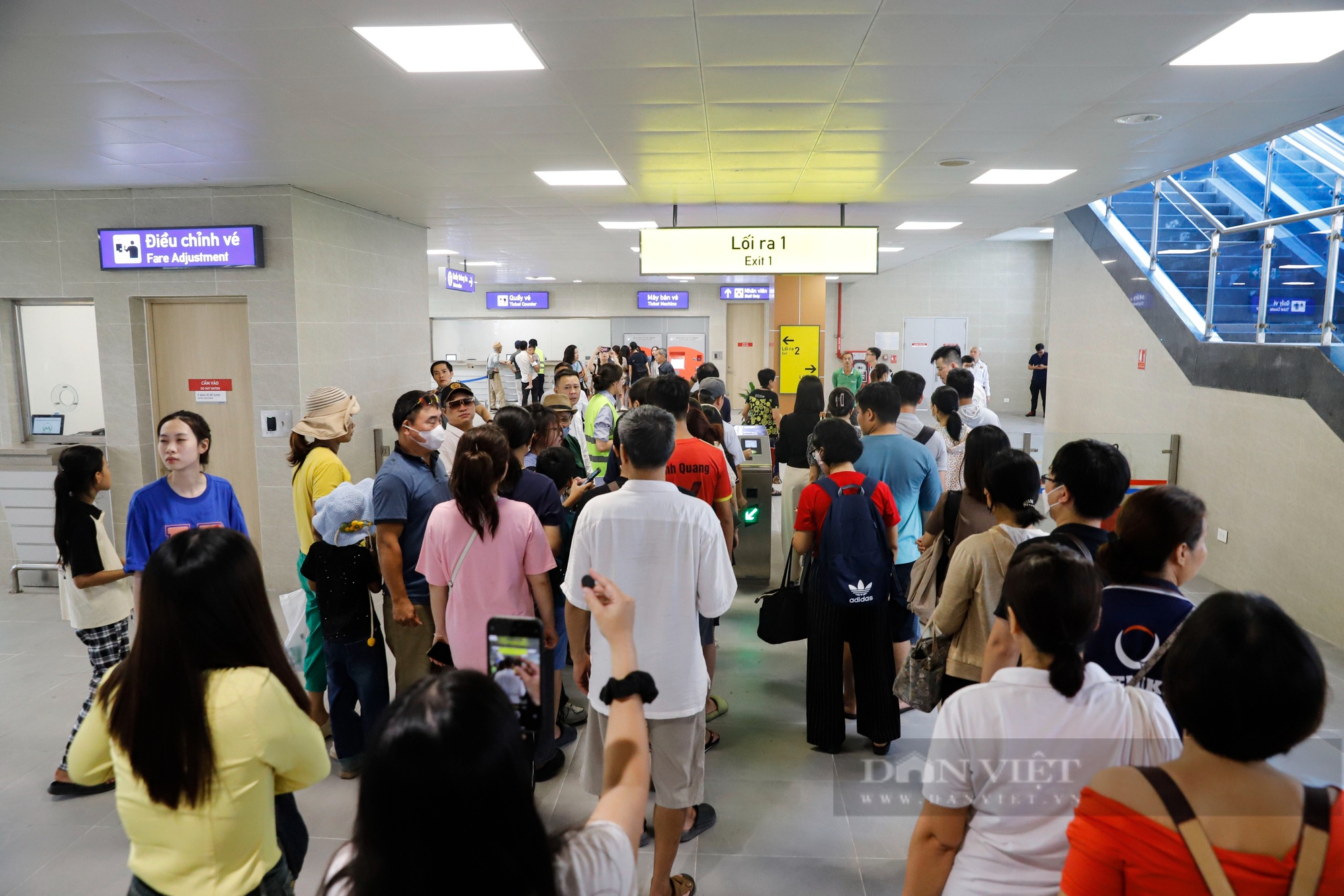 Người dân xếp hàng từ 6h sáng trong ngày đầu trải nghiệm Metro Nhổn-Ga Hà Nội - Ảnh 2.