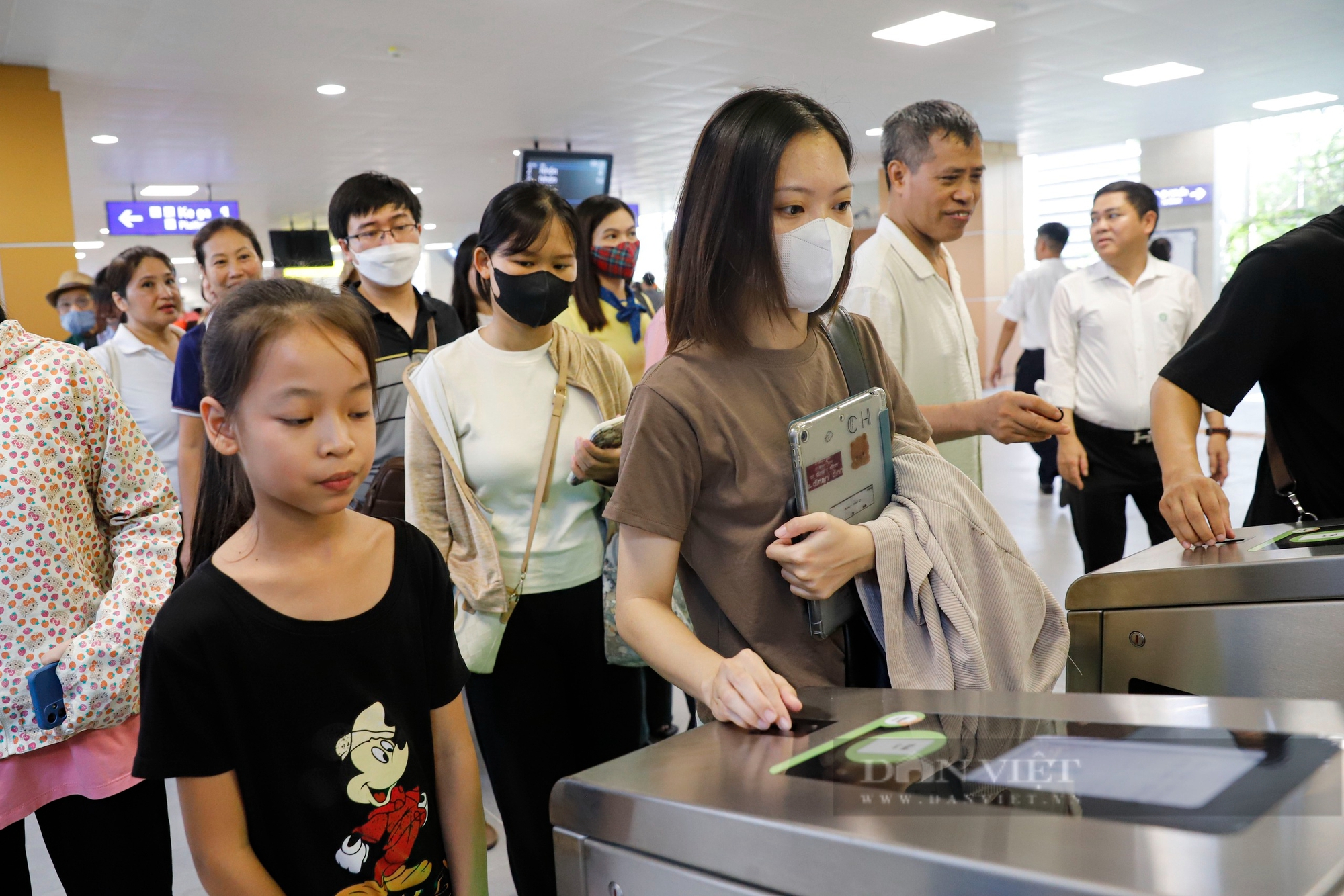 Người dân xếp hàng từ 6h sáng trong ngày đầu trải nghiệm Metro Nhổn-Ga Hà Nội - Ảnh 4.