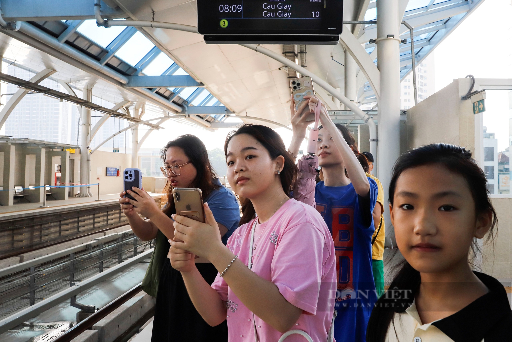 Người dân xếp hàng từ 6h sáng trong ngày đầu trải nghiệm Metro Nhổn-Ga Hà Nội - Ảnh 6.