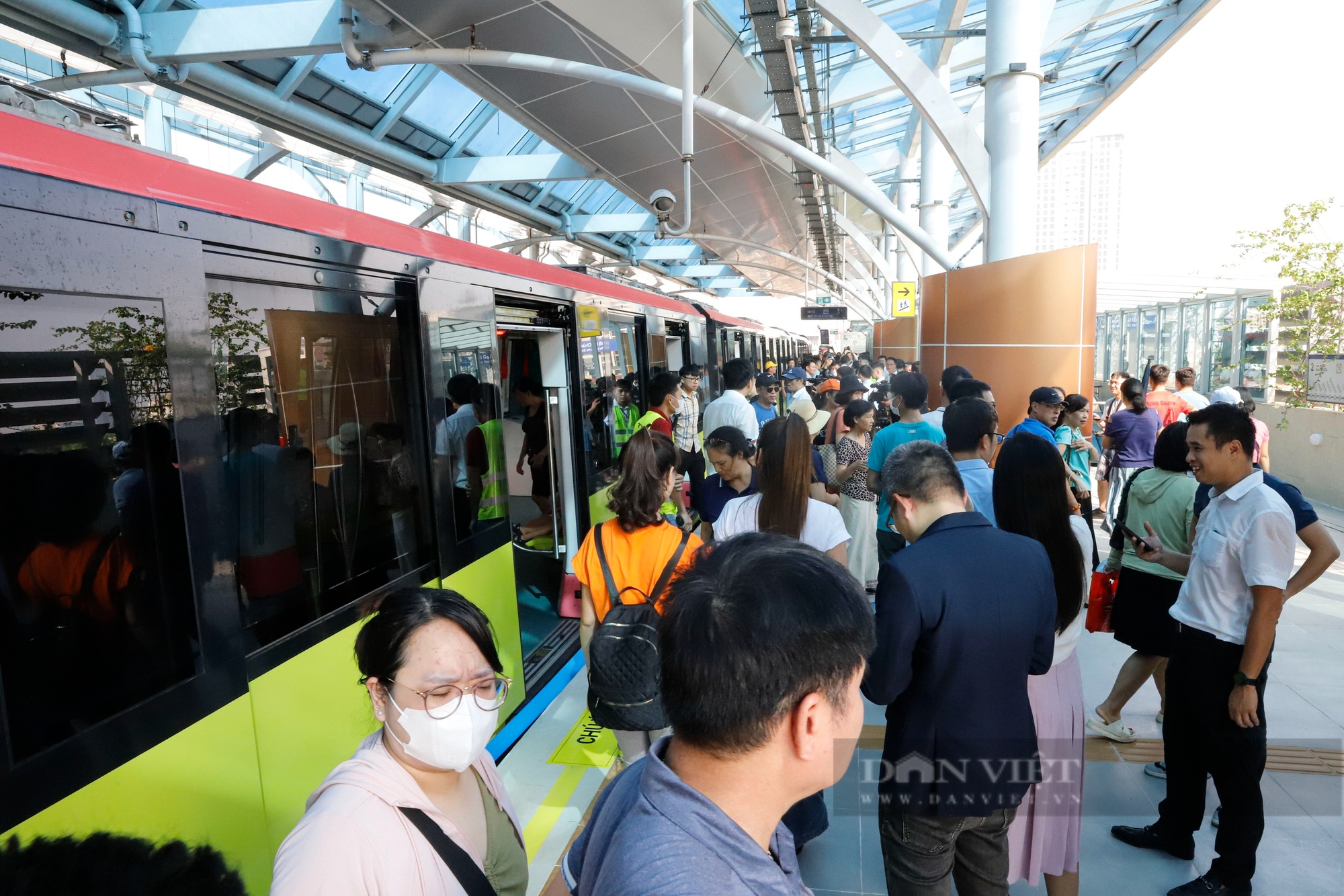 Người dân xếp hàng từ 6h sáng trong ngày đầu trải nghiệm Metro Nhổn-Ga Hà Nội - Ảnh 7.