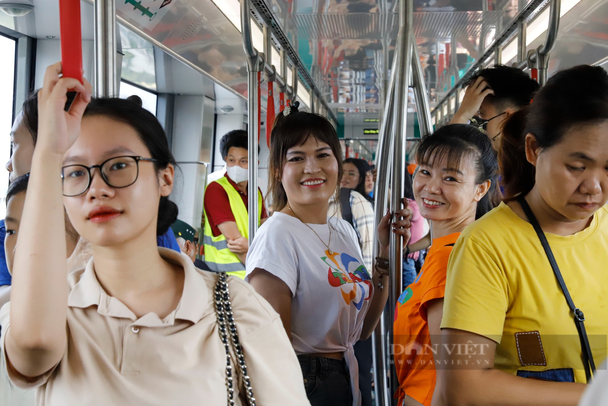 Người dân xếp hàng từ 6h sáng trong ngày đầu trải nghiệm Metro Nhổn-Ga Hà Nội - Ảnh 11.