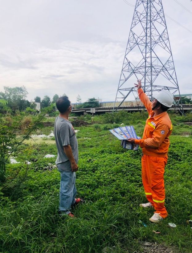 Anh Nguyễn Phước Tú thực hiện tuyên truyền về an toàn điện cho người dân.  